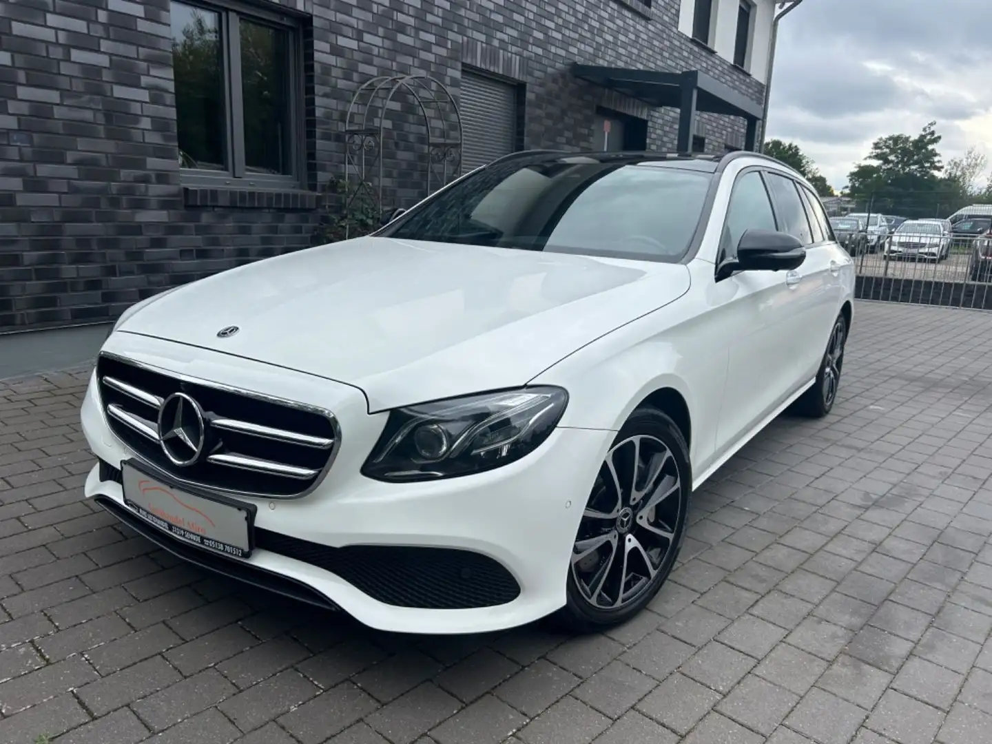 Mercedes-Benz E 350 E -Klasse T-Modell E 350 d 4Matic Weiß - 1