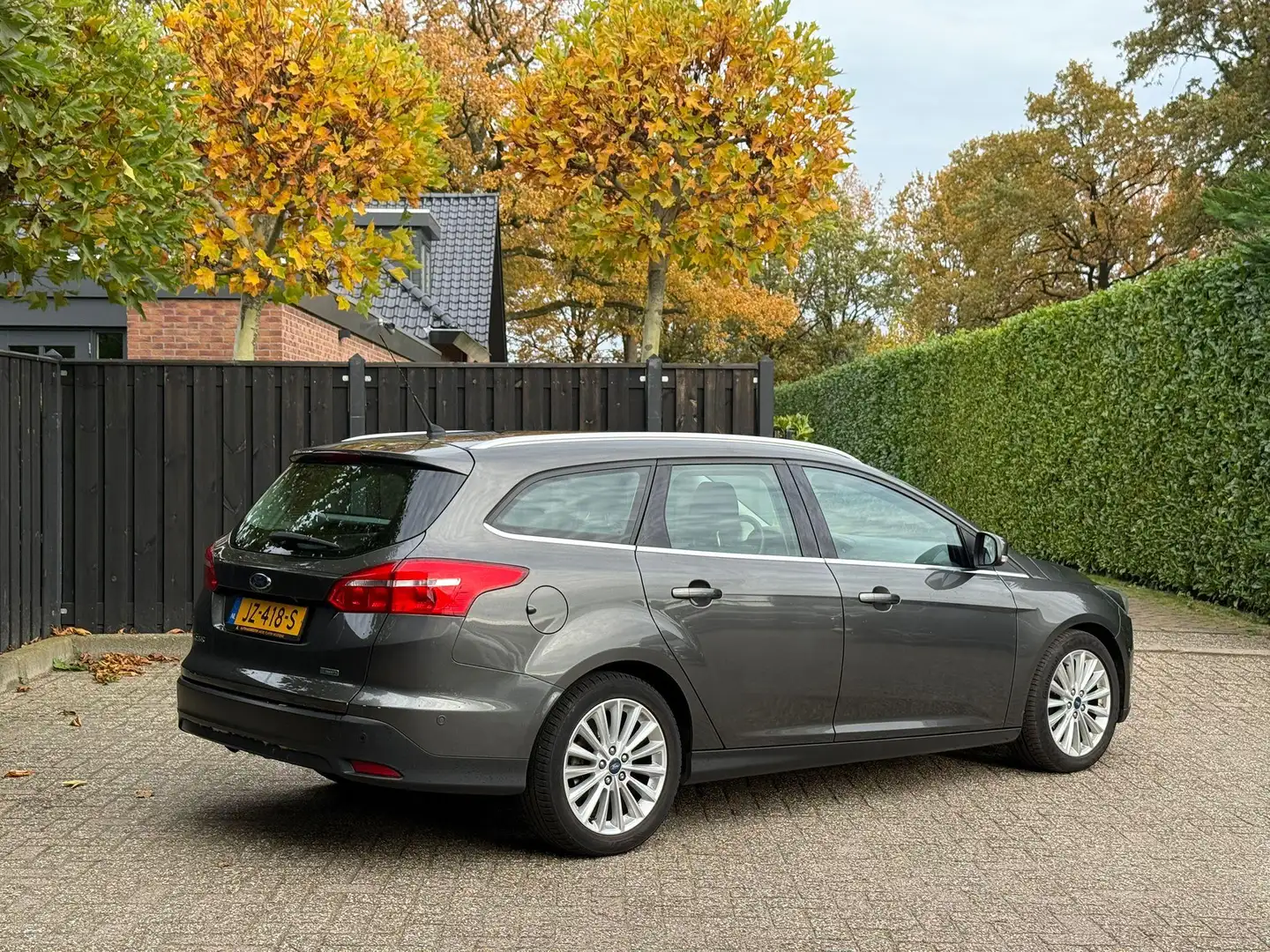 Ford Focus Wagon 1.0 Titanium Grijs - 2