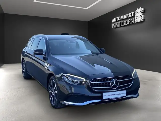 Mercedes-Benz 300 view 2