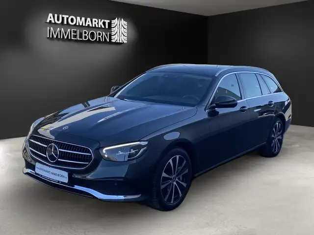 Mercedes-Benz 300 view 4
