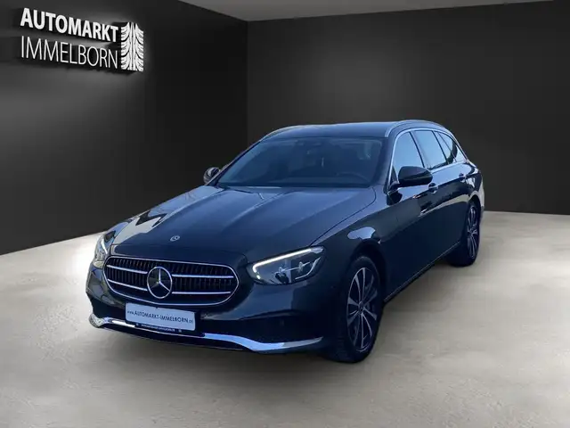 Mercedes-Benz 300 view 3