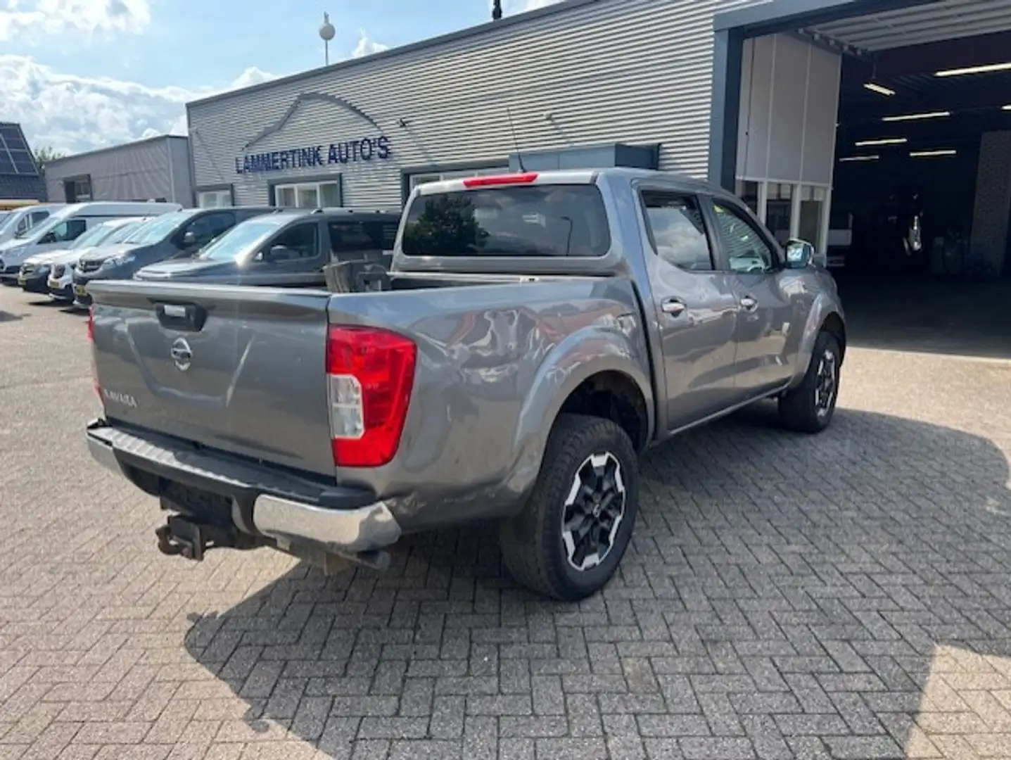 Nissan Navara 2.3 dCi 120KW Double Cab 4WD AIRCO KLIMA CAMERA Grijs - 2