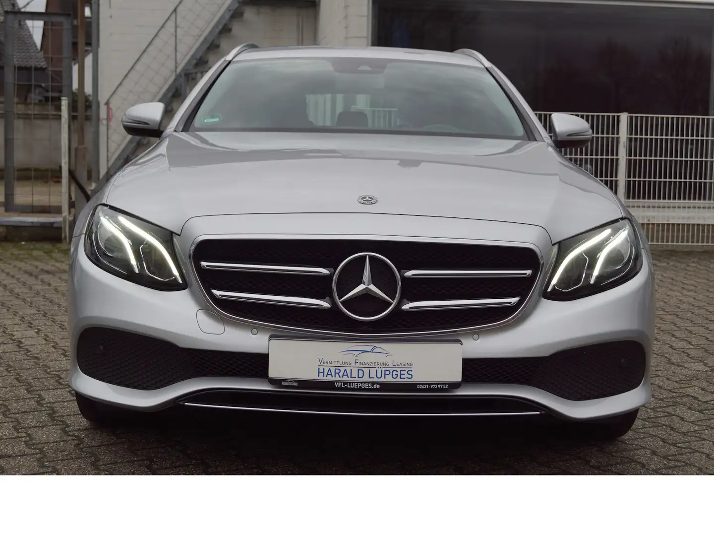 Mercedes-Benz E 220 d, Avantgarde, LED, Navi, RFK, Teilleder Silber - 2
