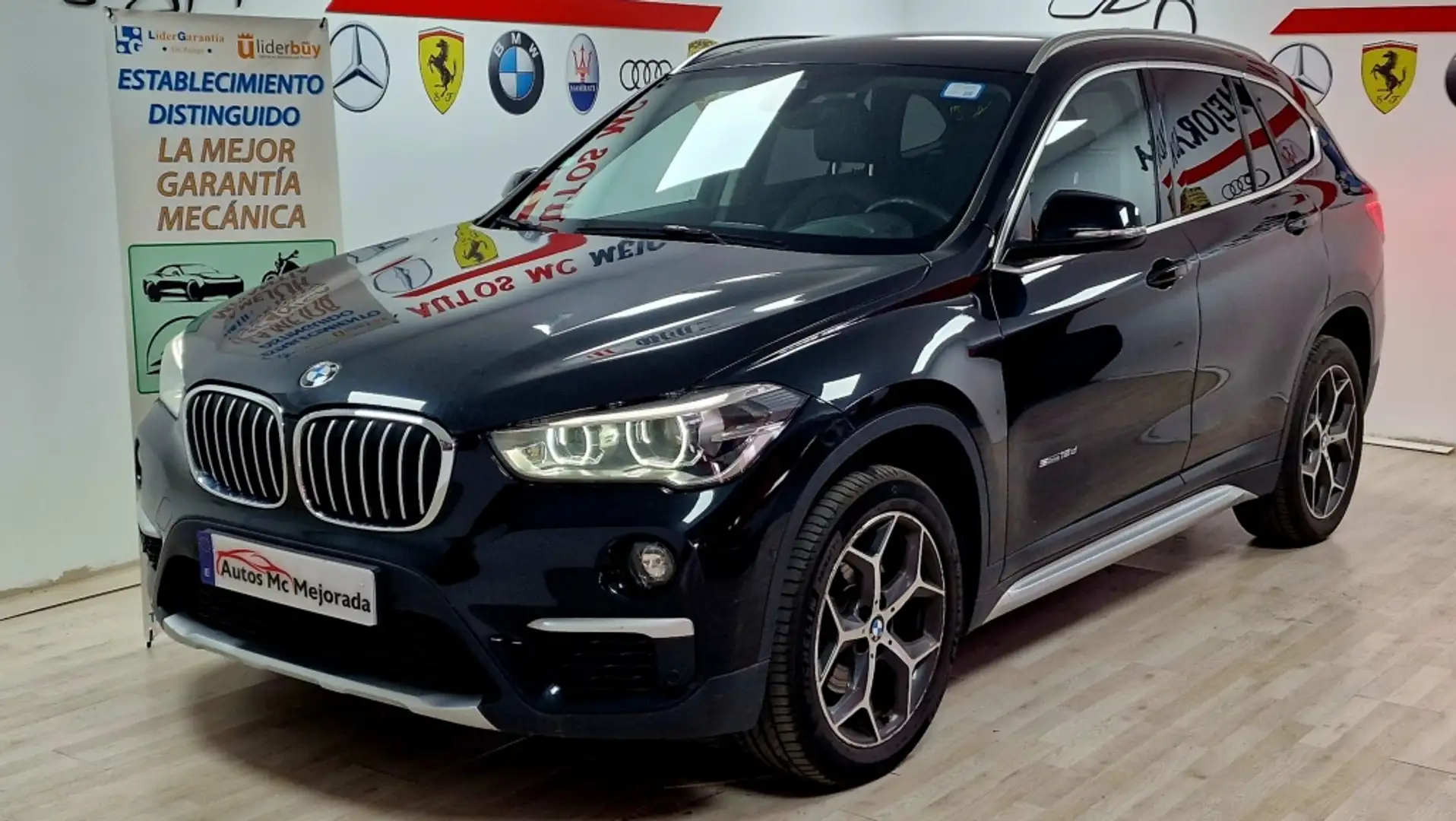 BMW X1 sDrive 18dA Business Zwart - 1