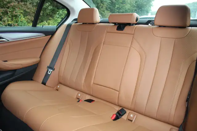 BMW 5 Series view 16