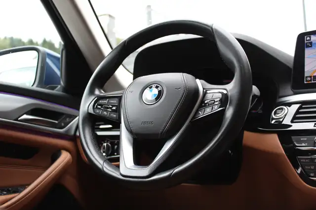 BMW 5 Series view 9