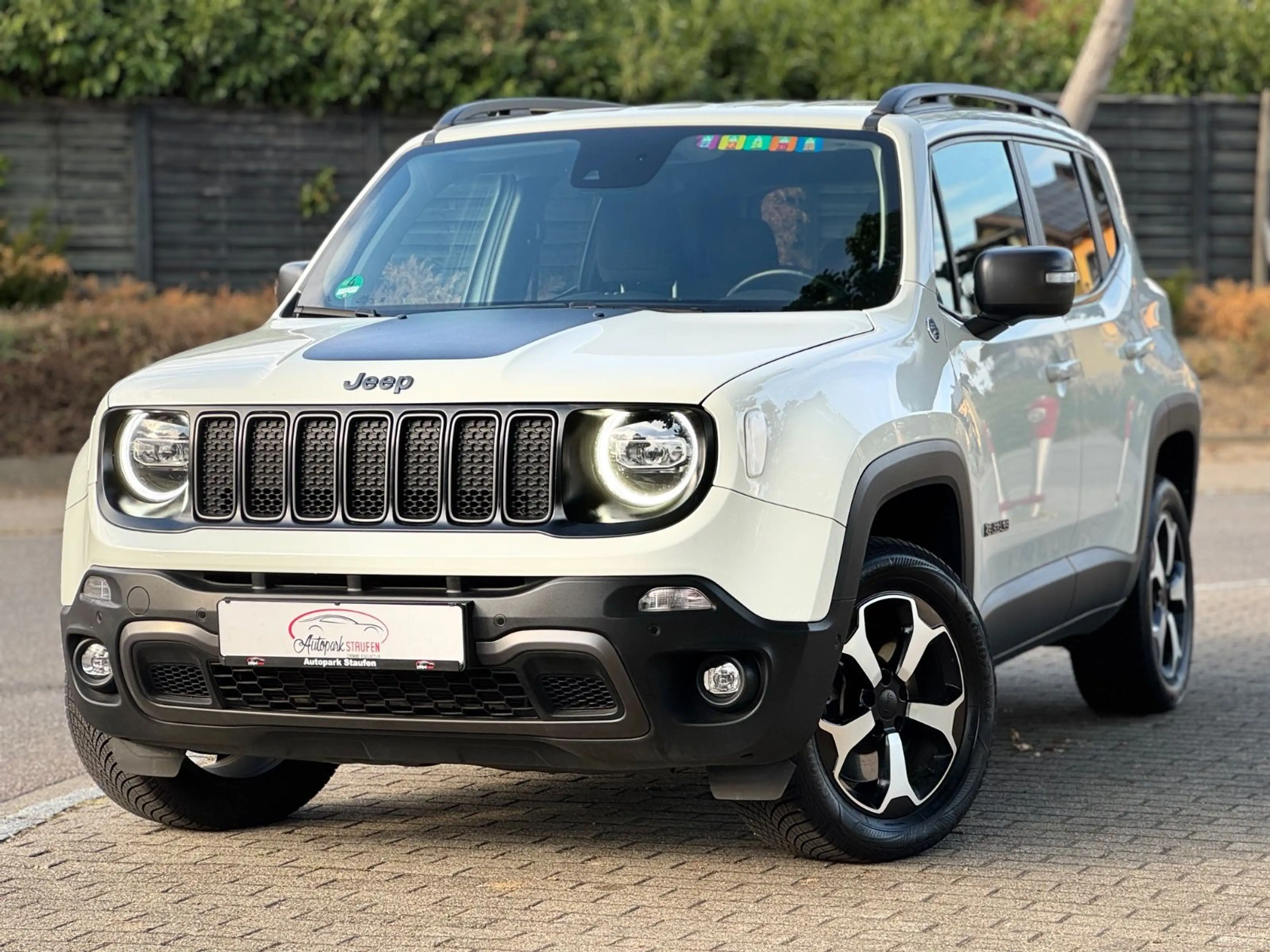 Jeep Renegade Trailhawk Plug-In-Hybrid 4xe — photo 2