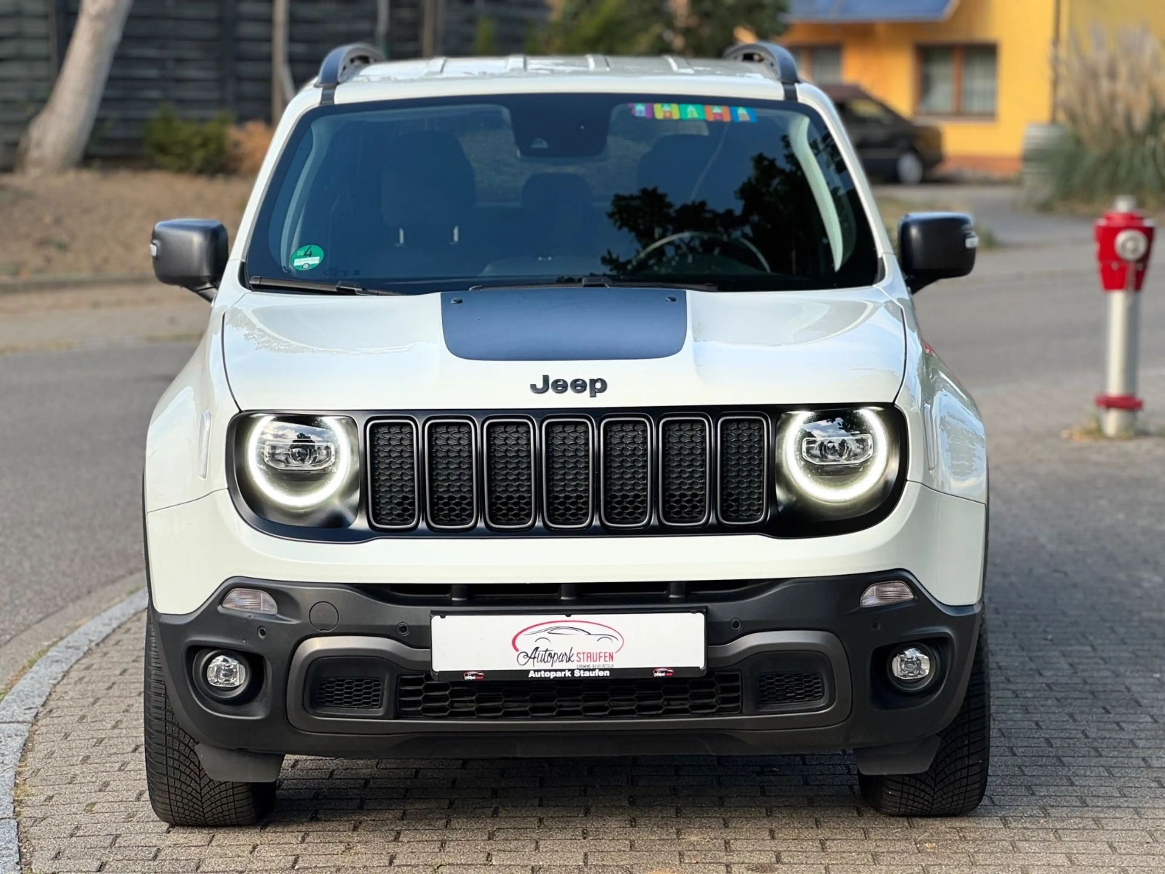 Jeep Renegade Trailhawk Plug-In-Hybrid 4xe — photo 3