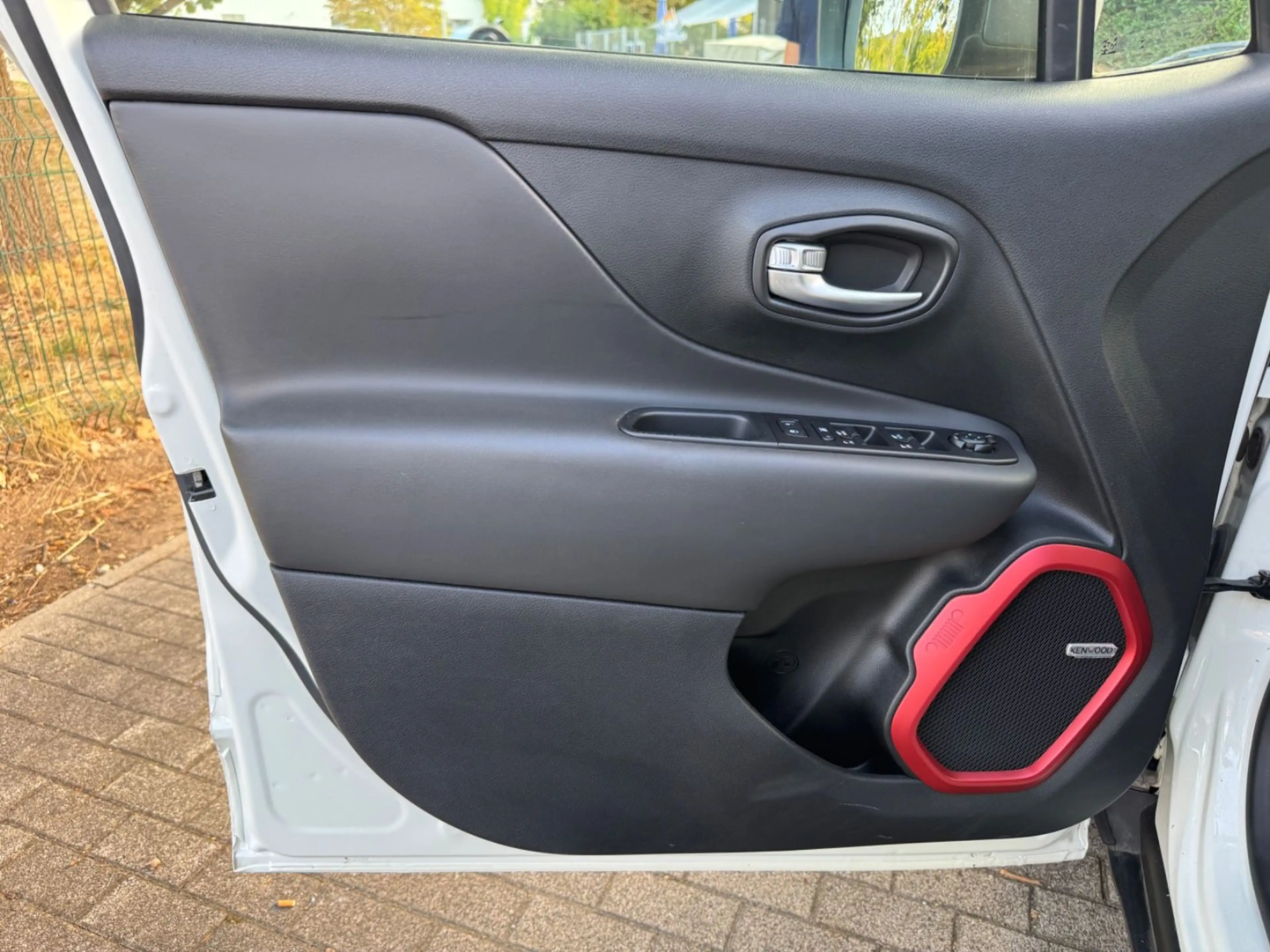 Jeep Renegade Trailhawk Plug-In-Hybrid 4xe — photo 13