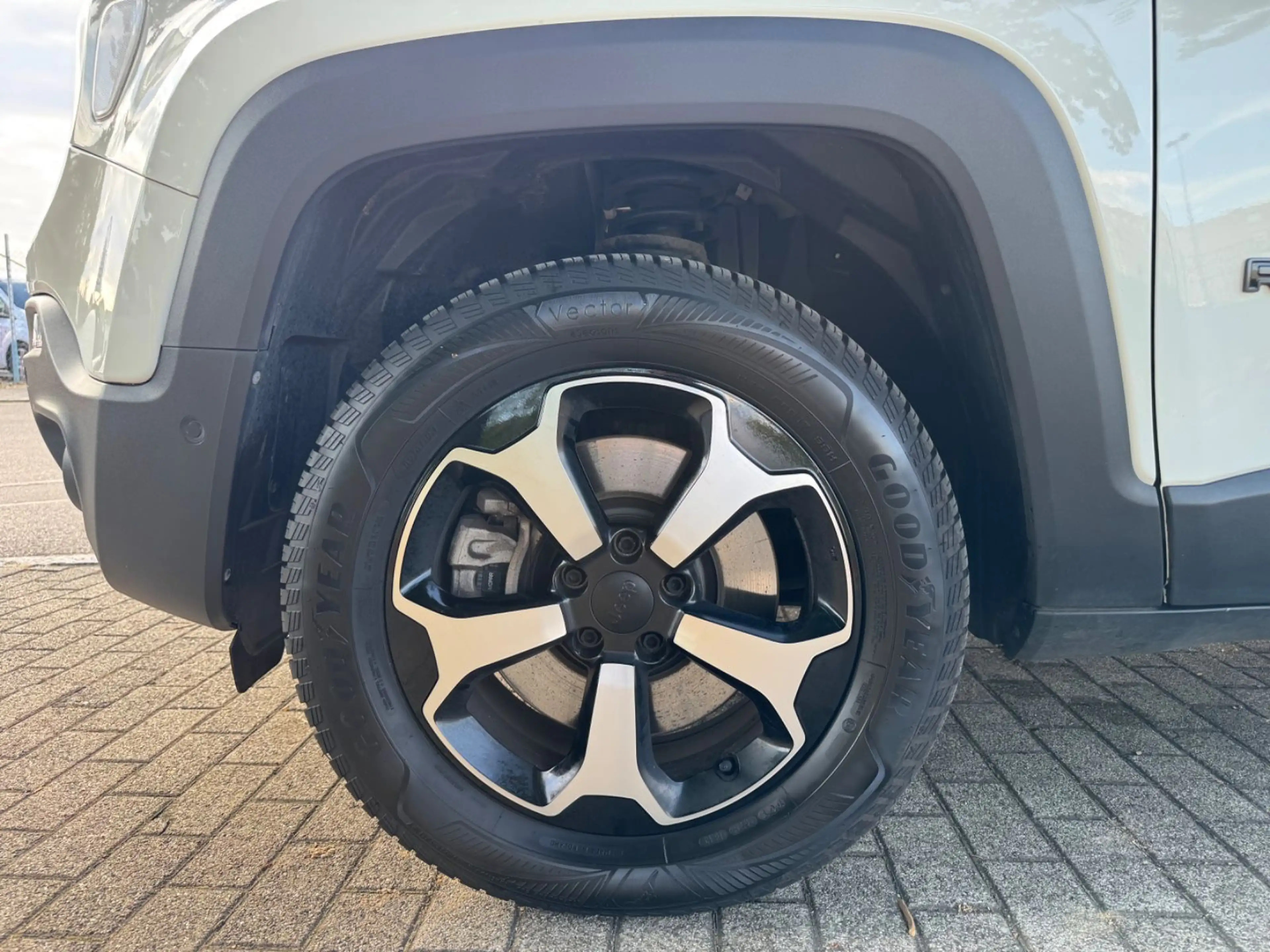 Jeep Renegade Trailhawk Plug-In-Hybrid 4xe — photo 9
