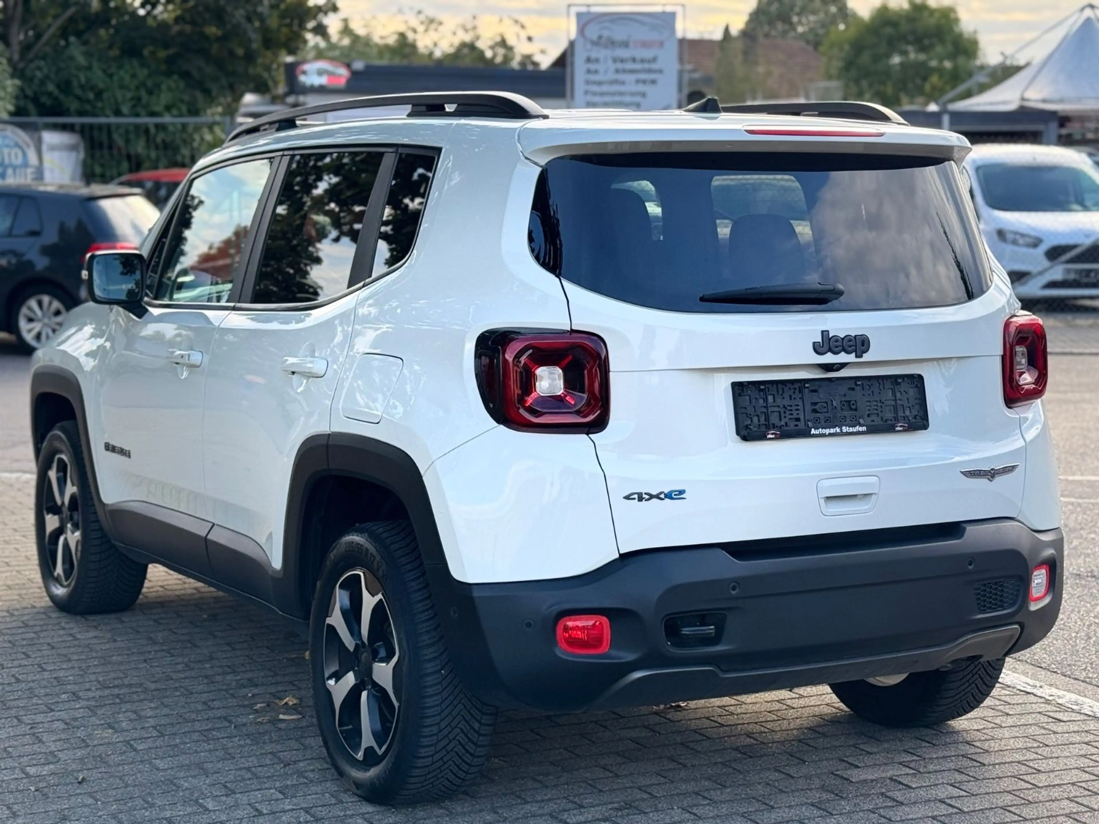 Jeep Renegade Trailhawk Plug-In-Hybrid 4xe — photo 5