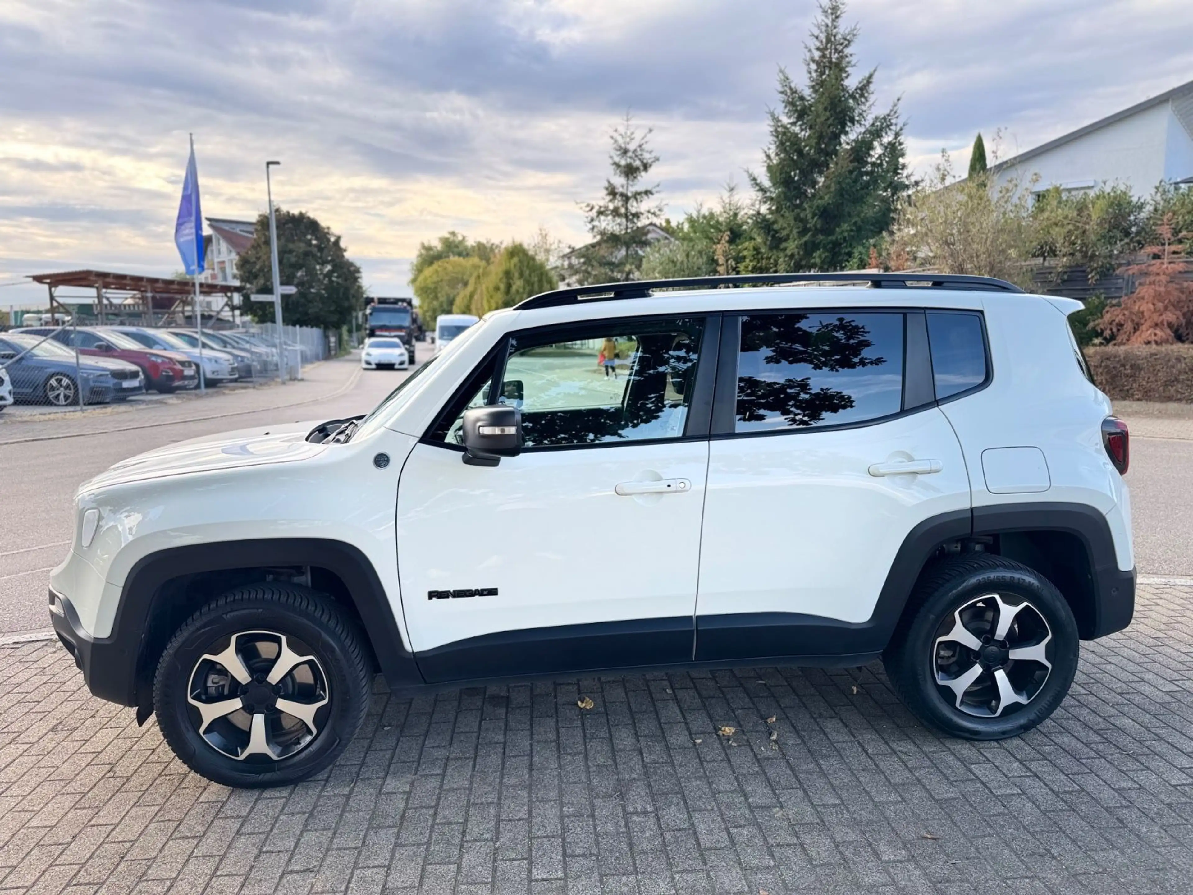 Jeep Renegade Trailhawk Plug-In-Hybrid 4xe — photo 4