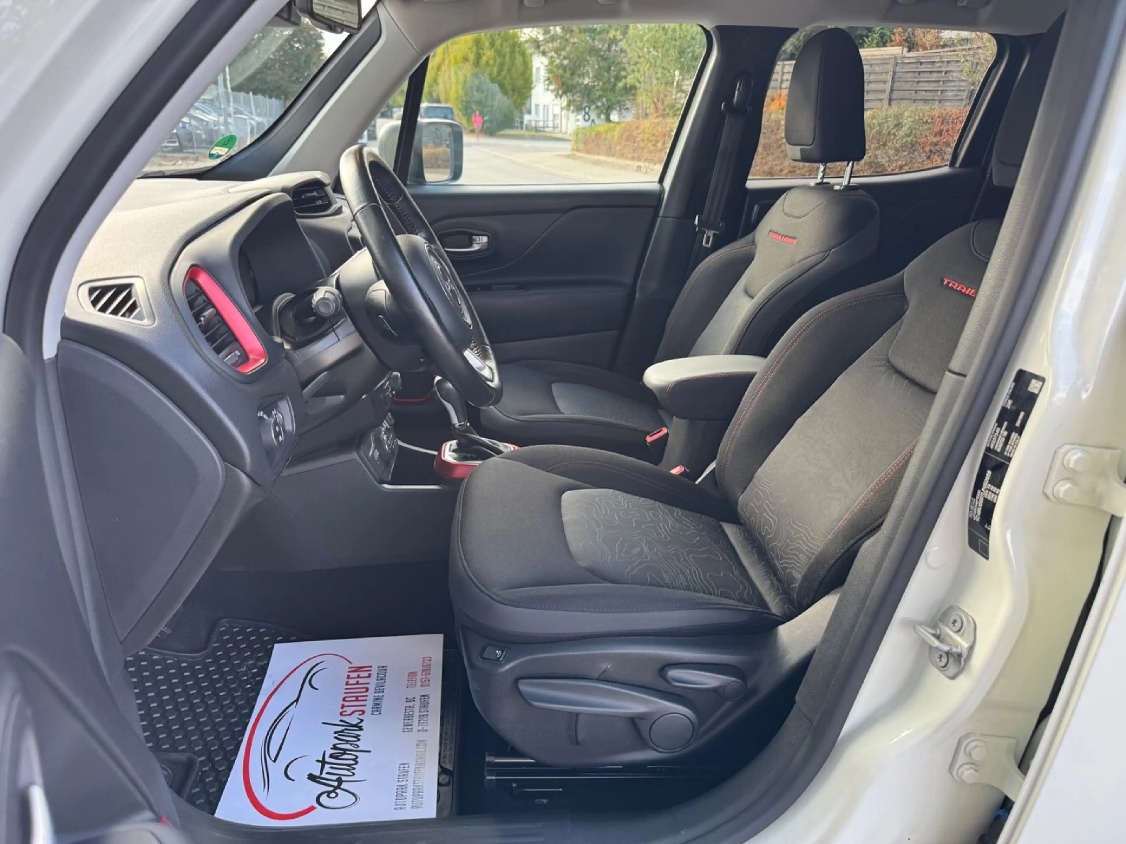 Jeep Renegade Trailhawk Plug-In-Hybrid 4xe — photo 11