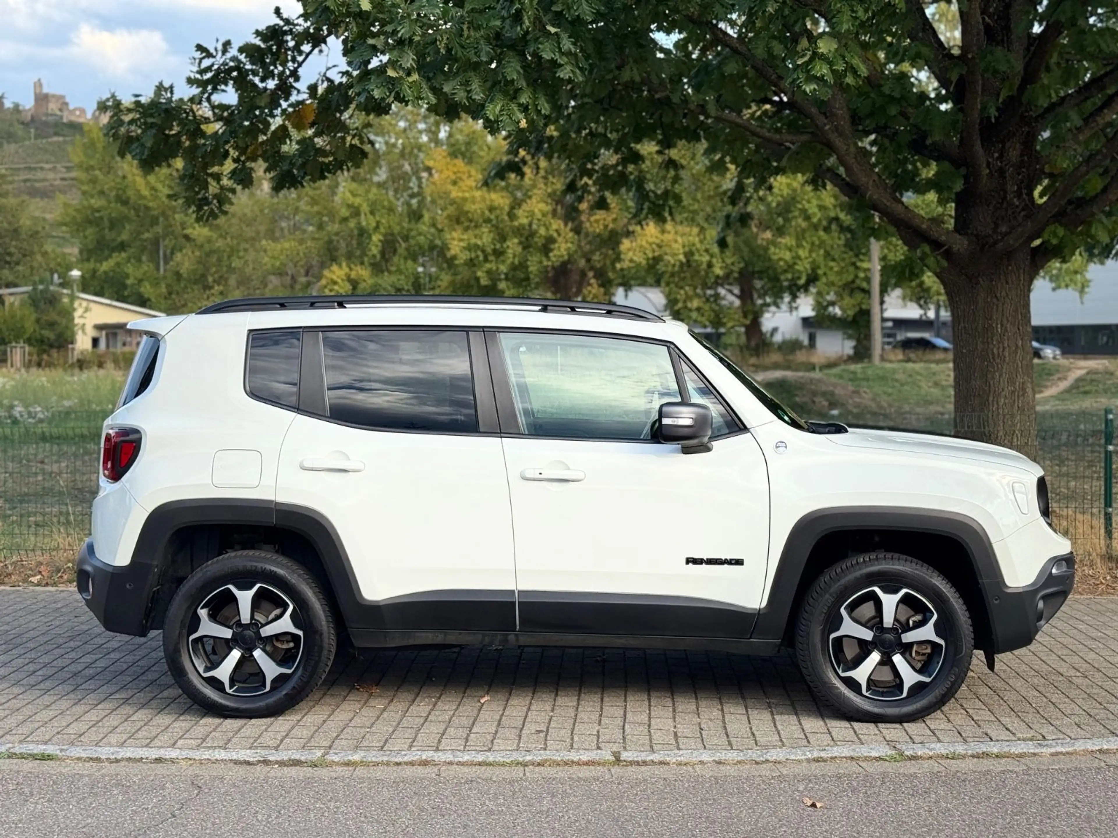 Jeep Renegade Trailhawk Plug-In-Hybrid 4xe — photo 8