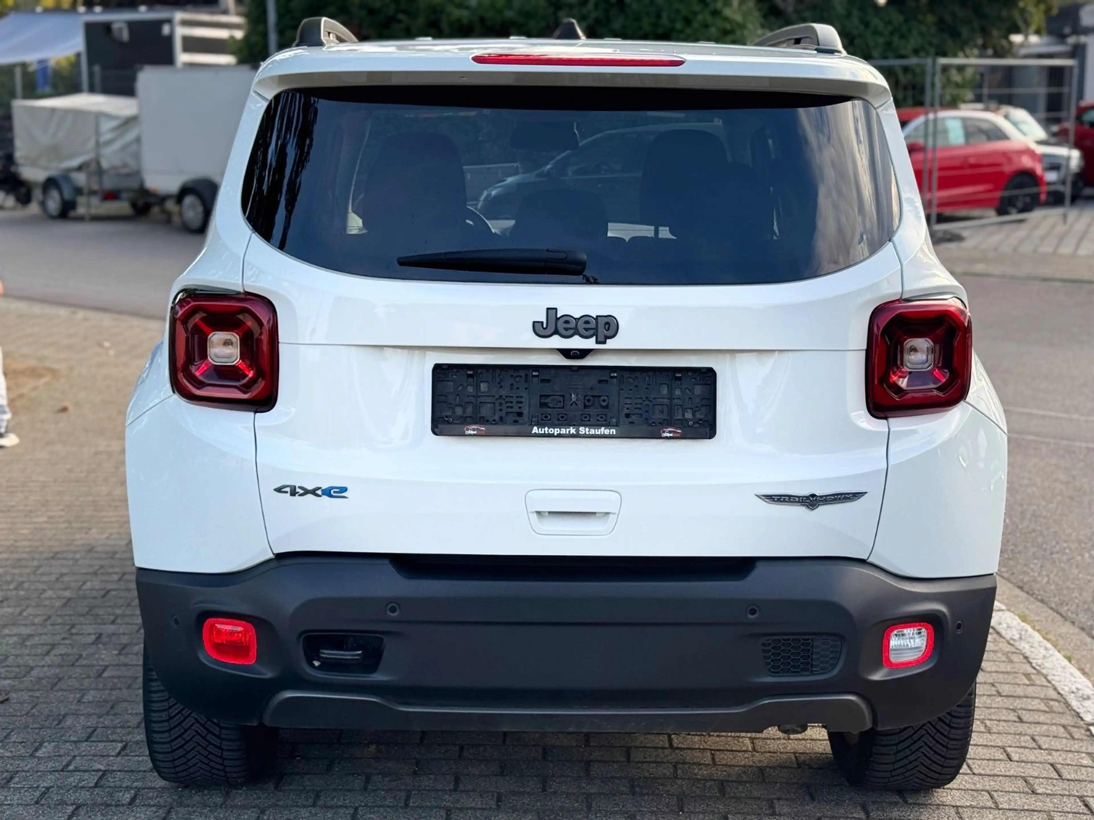 Jeep Renegade Trailhawk Plug-In-Hybrid 4xe — photo 6