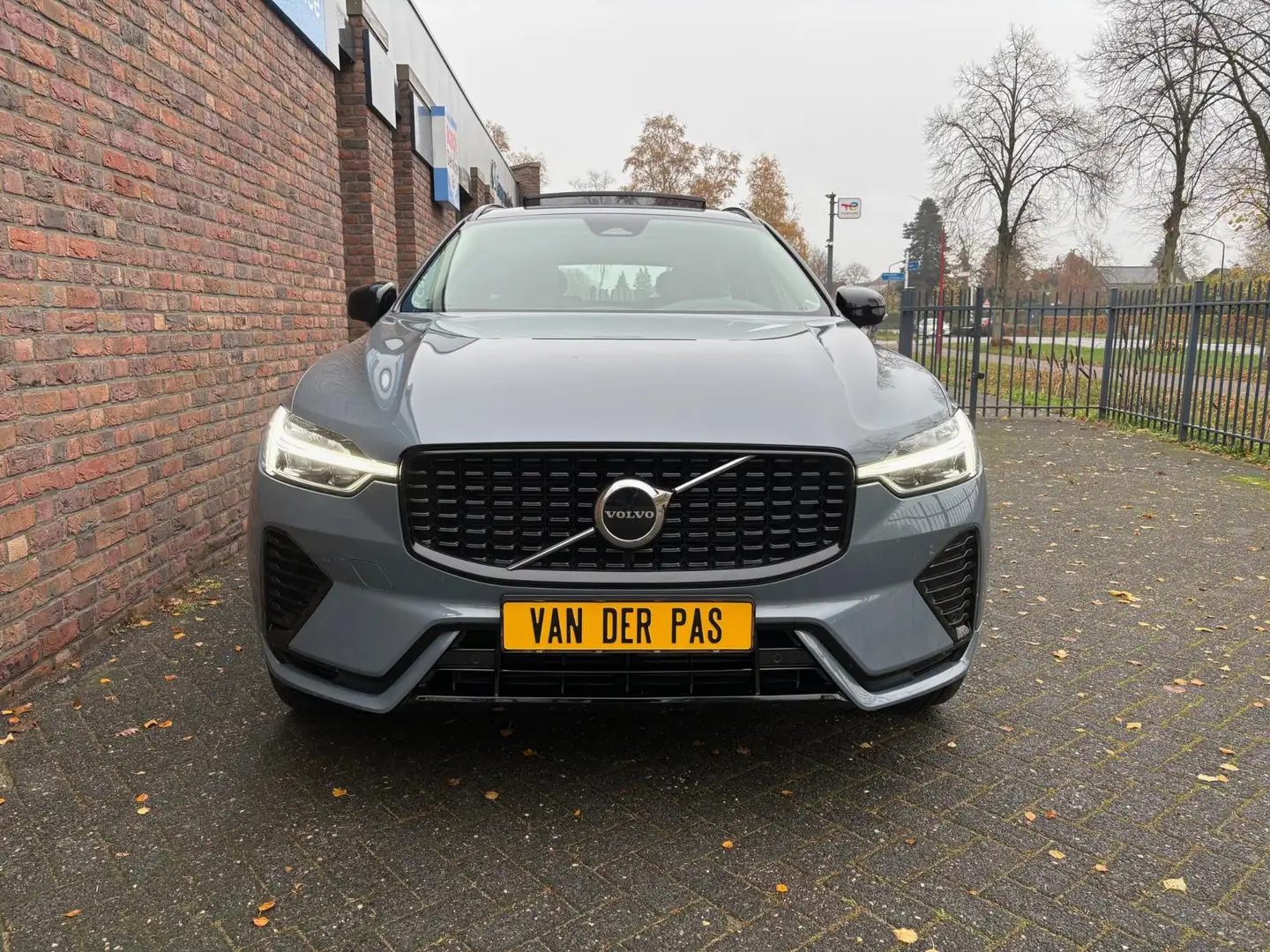 Volvo XC60 2.0 T6 PHEV AWD Plus Dark LongeRange Panoramadak| Grijs - 2