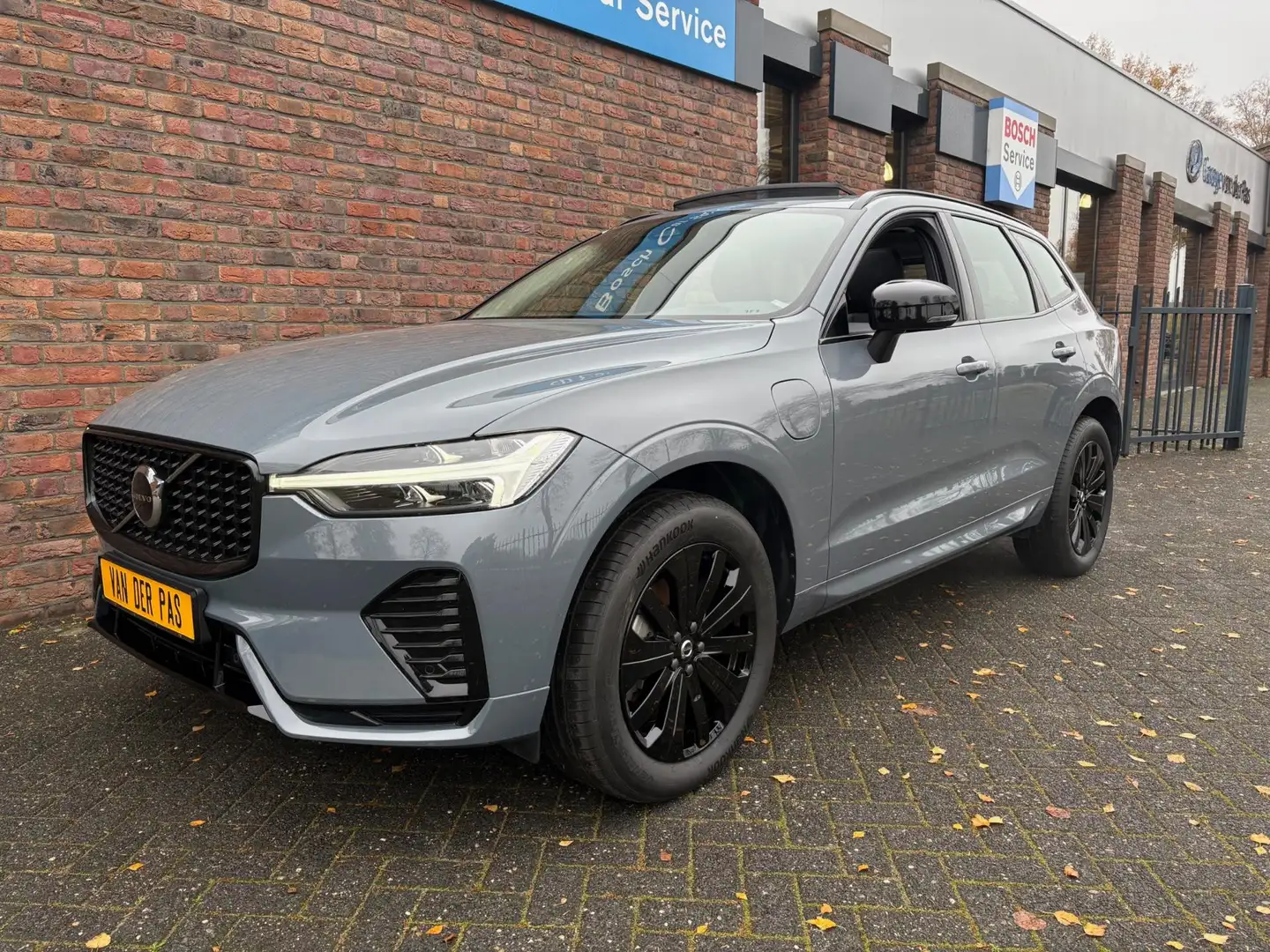 Volvo XC60 2.0 T6 PHEV AWD Plus Dark LongeRange Panoramadak| Grijs - 1