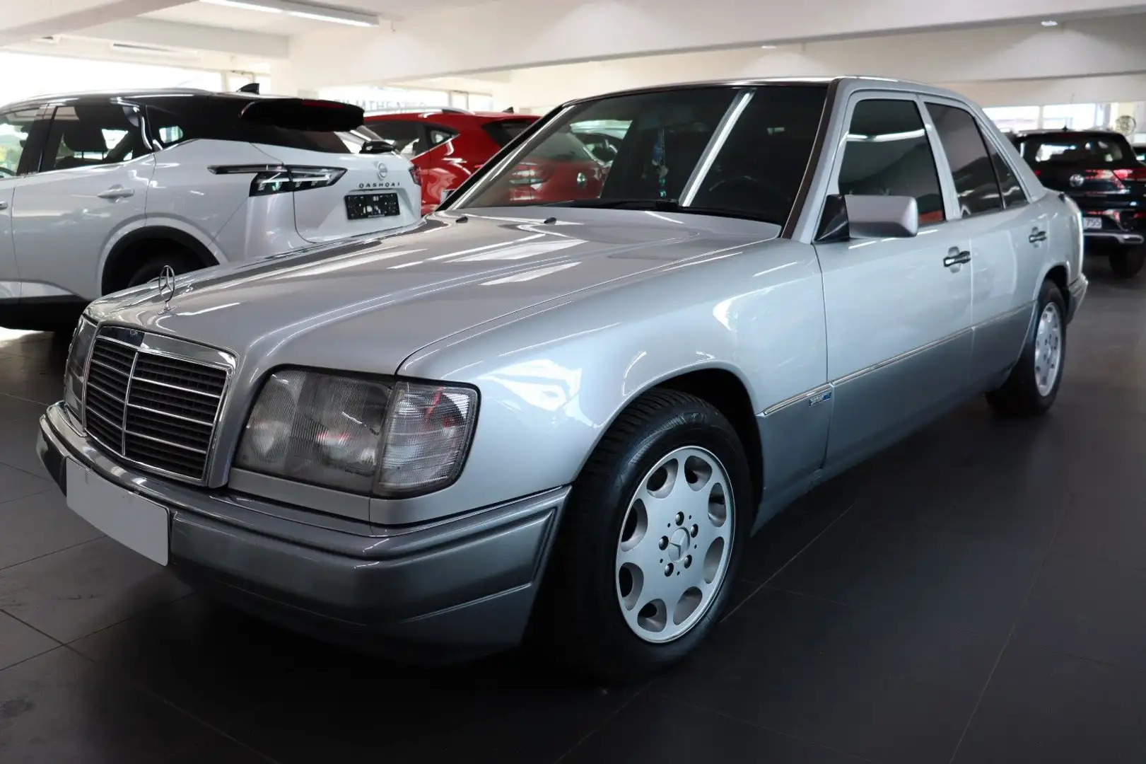 Mercedes-Benz 280 E Limousine Automatik Plateado - 1