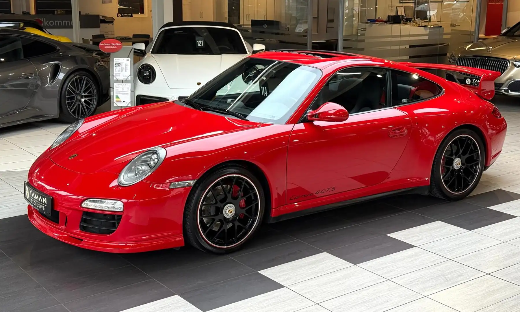 Porsche 911 Carrera 4 GTS Coupe*Aerokit*Approved10/2026* Rood - 2