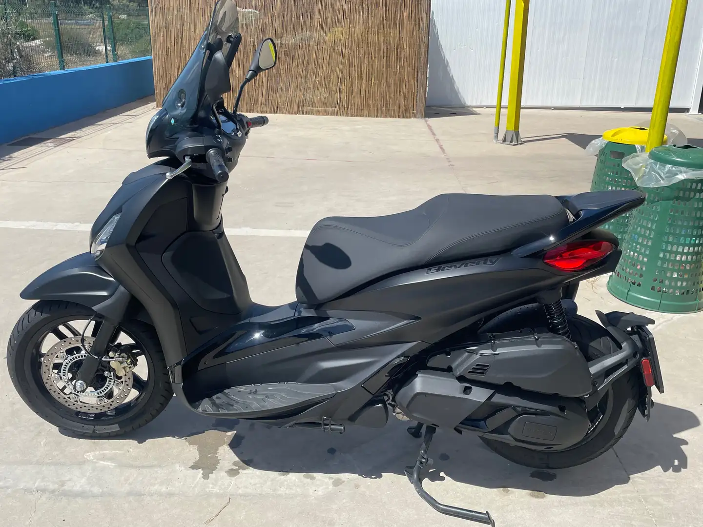Piaggio Beverly 400 Deep Black ABS/ASR Schwarz - 1