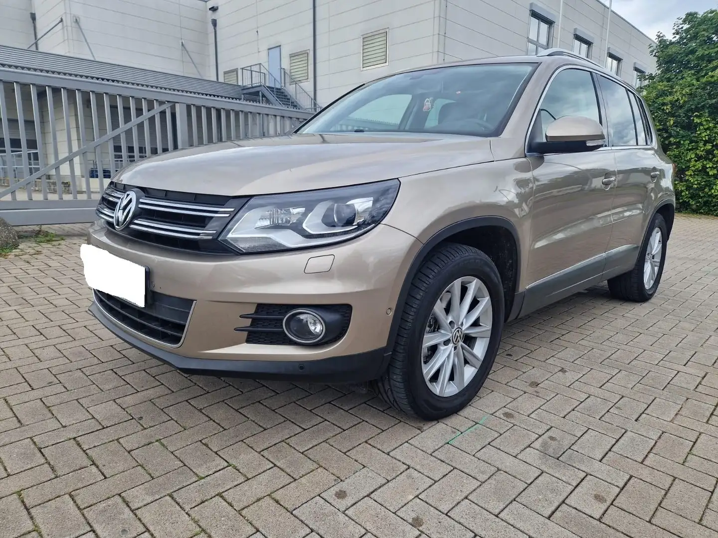 Volkswagen Tiguan 2.0 Sport & Style *Kamera**Pano**Leder* Vollaustt. Beige - 2