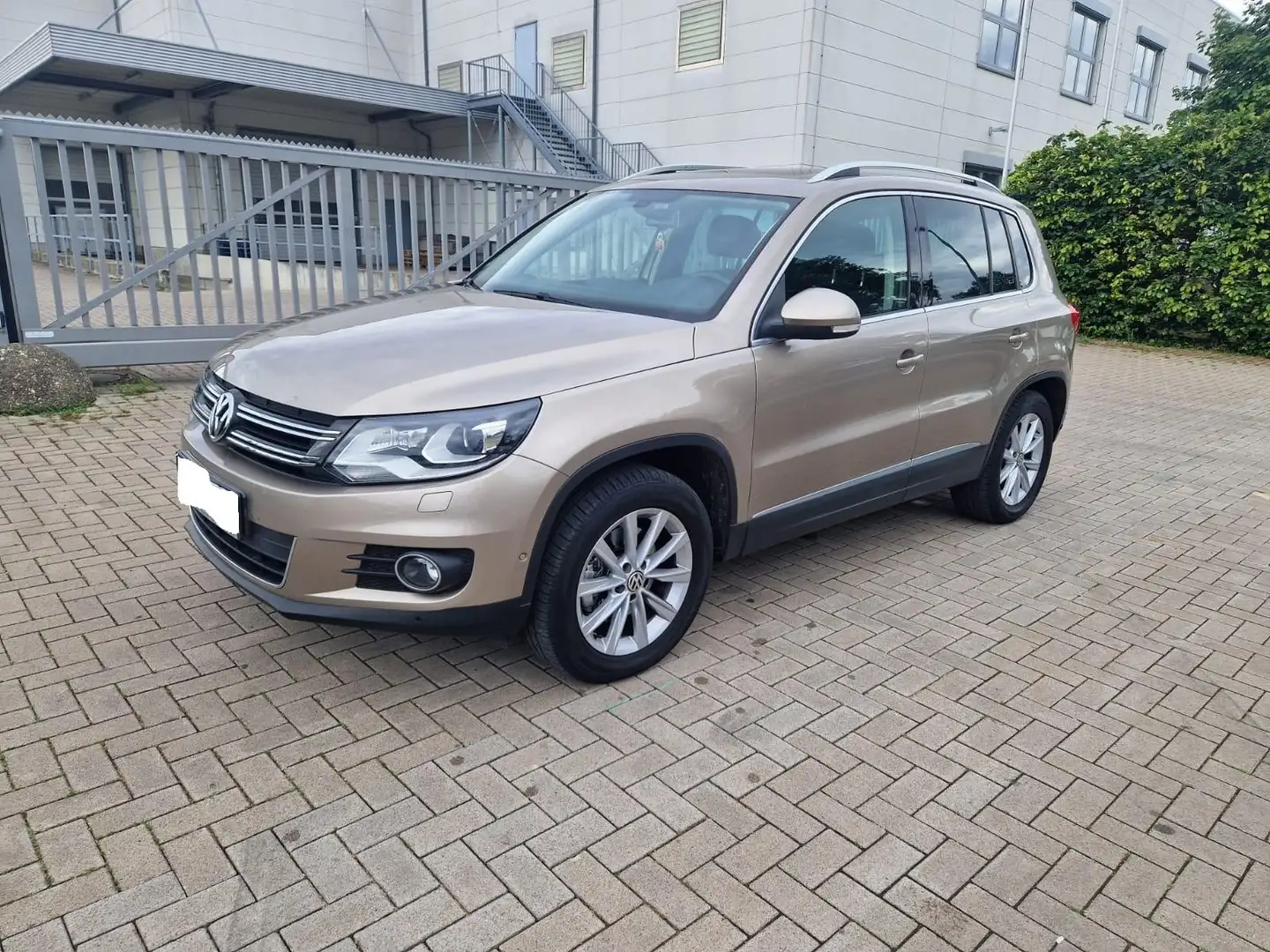 Volkswagen Tiguan 2.0 Sport & Style *Kamera**Pano**Leder* Vollaustt. Beige - 1