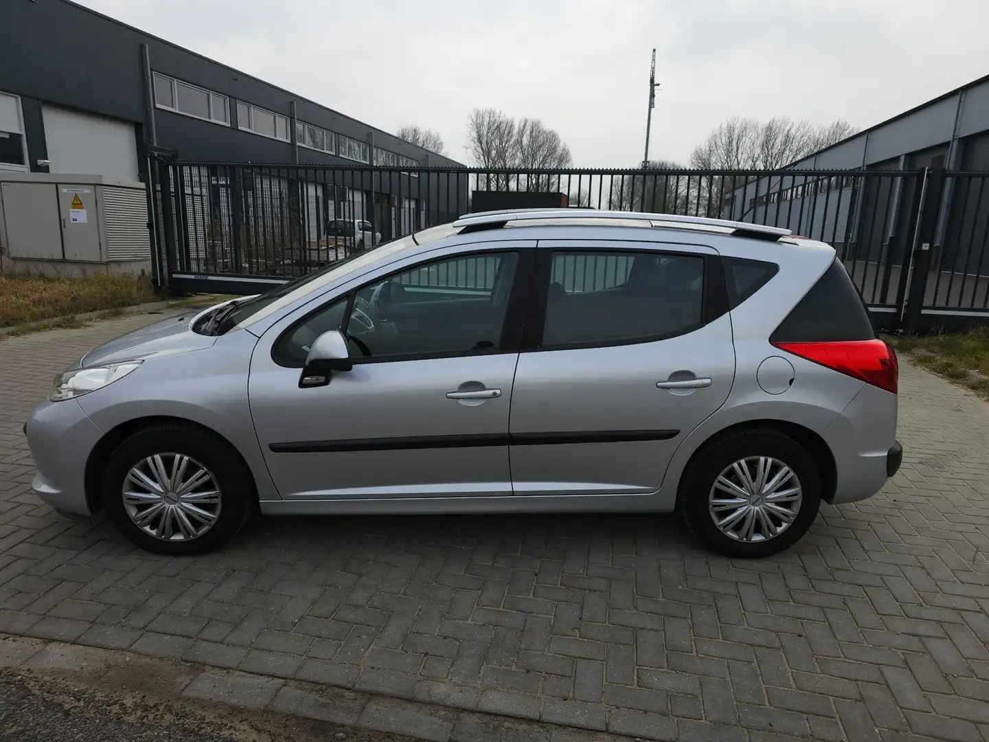 Peugeot 207 SW 1.6 VTi XS / Airco /Trekhaak / Apk 2-2026 / Pan Grijs - 2