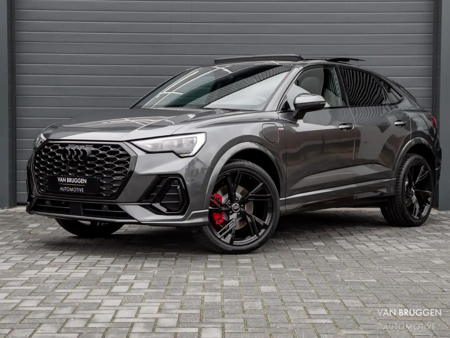 Audi Q3 Sportback 45 TFSI e S-Line Pano Trekhaak Sfeer 20" Gris - 1