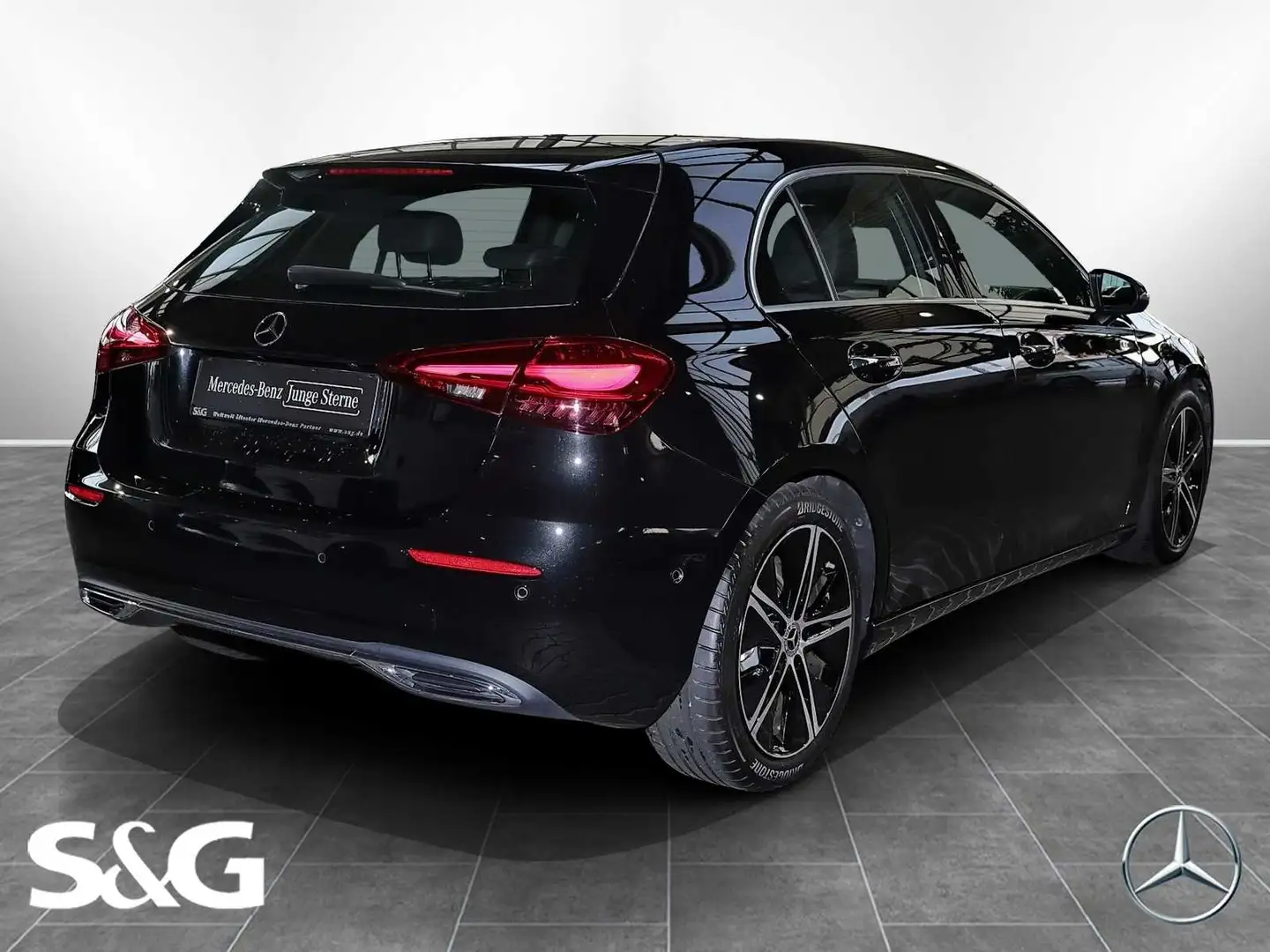 Mercedes-Benz A 180 KEYLESS+KAMERA+STANDHEIZUNG+PANO+LED+18" Noir - 2