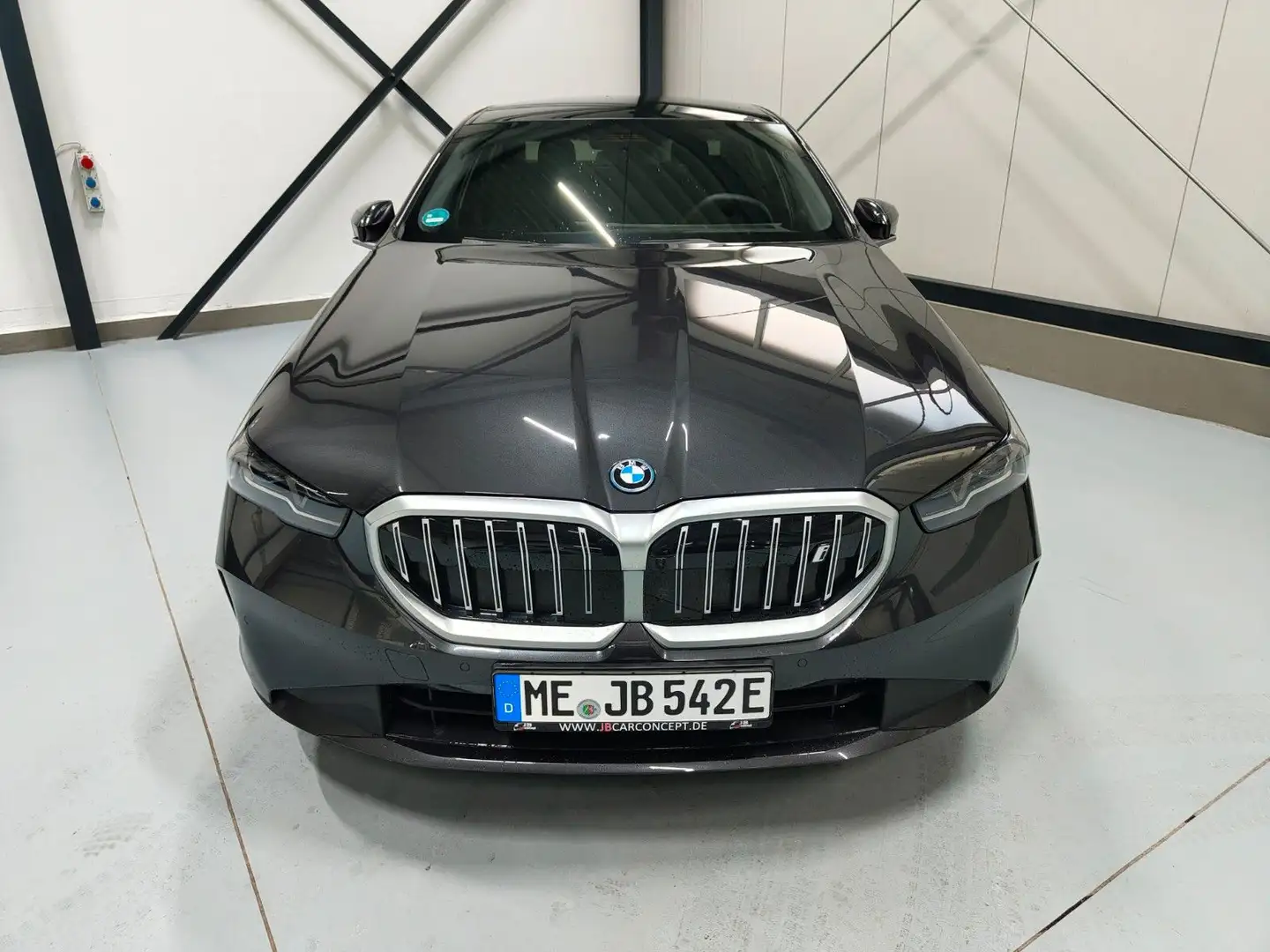 BMW i5 40 eDrive Innovations-Paket Panorama B&W Grau - 2