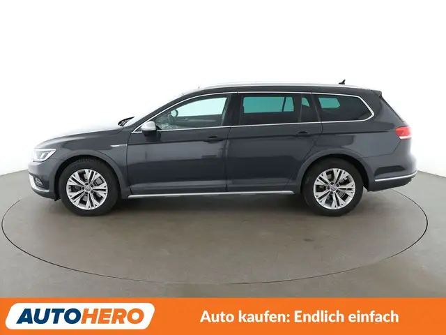 Volkswagen Passat Alltrack view 3