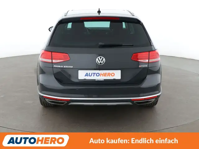 Volkswagen Passat Alltrack view 5
