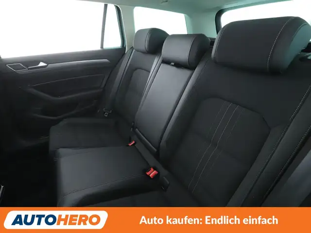 Volkswagen Passat Alltrack view 14