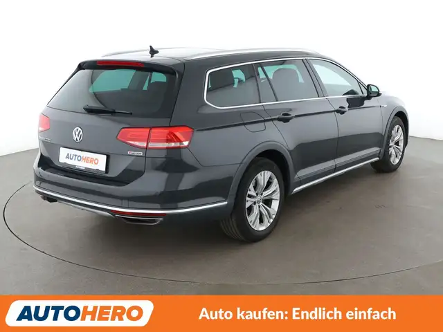 Volkswagen Passat Alltrack view 6