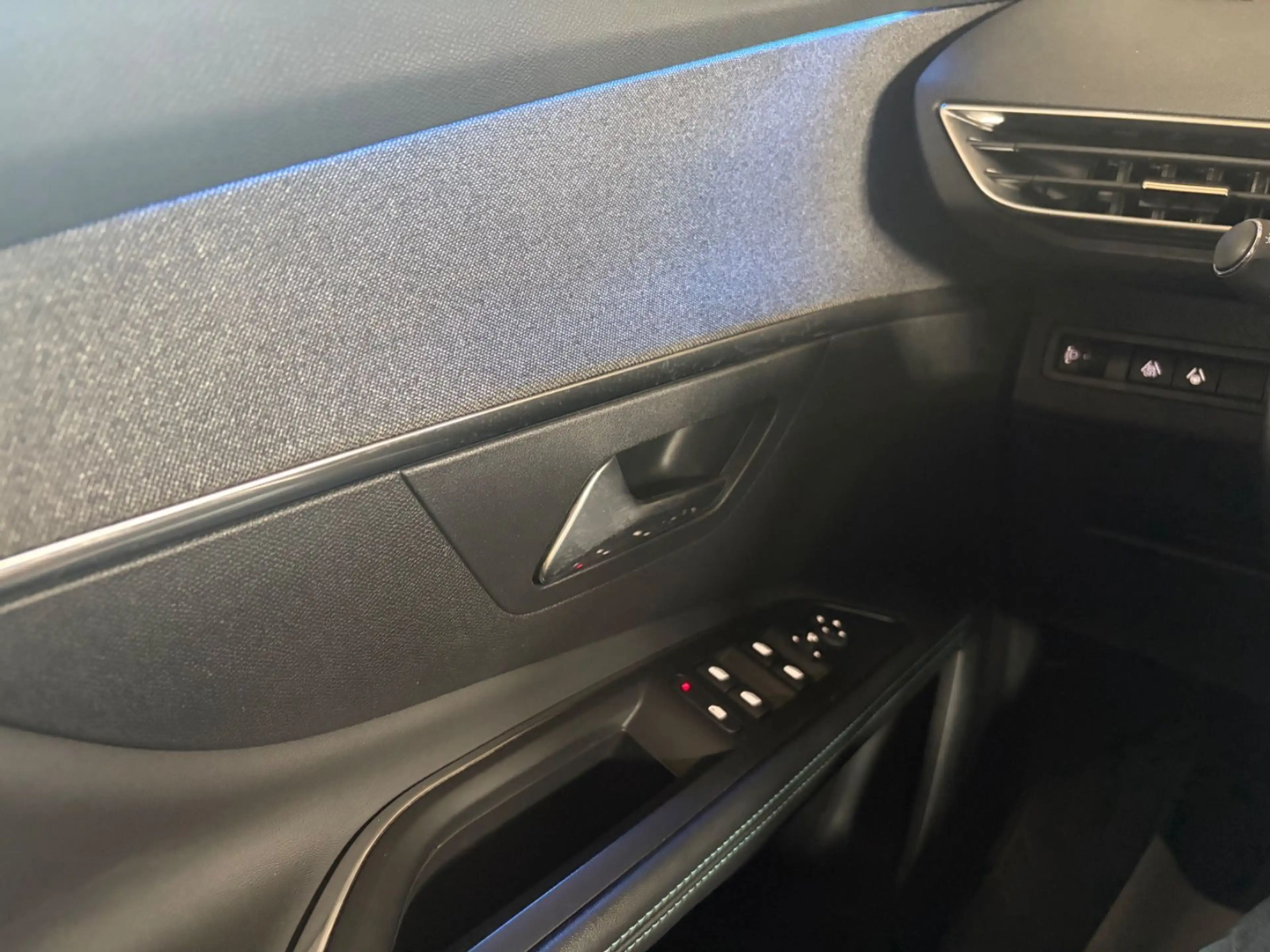 Peugeot 3008 Allure Pack LED/Keyless/Navi/Sitzhzg/360° — photo 19