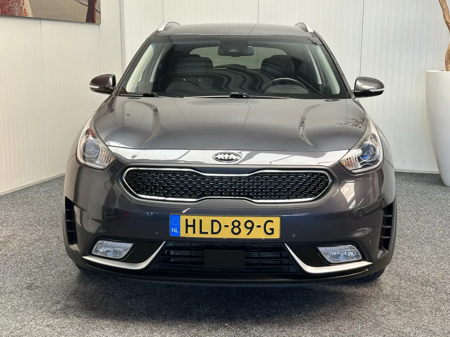 Kia Niro 1.6 GDi HYBRID DYNAMICLINE STOF/LEDER NAVIGATIE AD Grau - 2