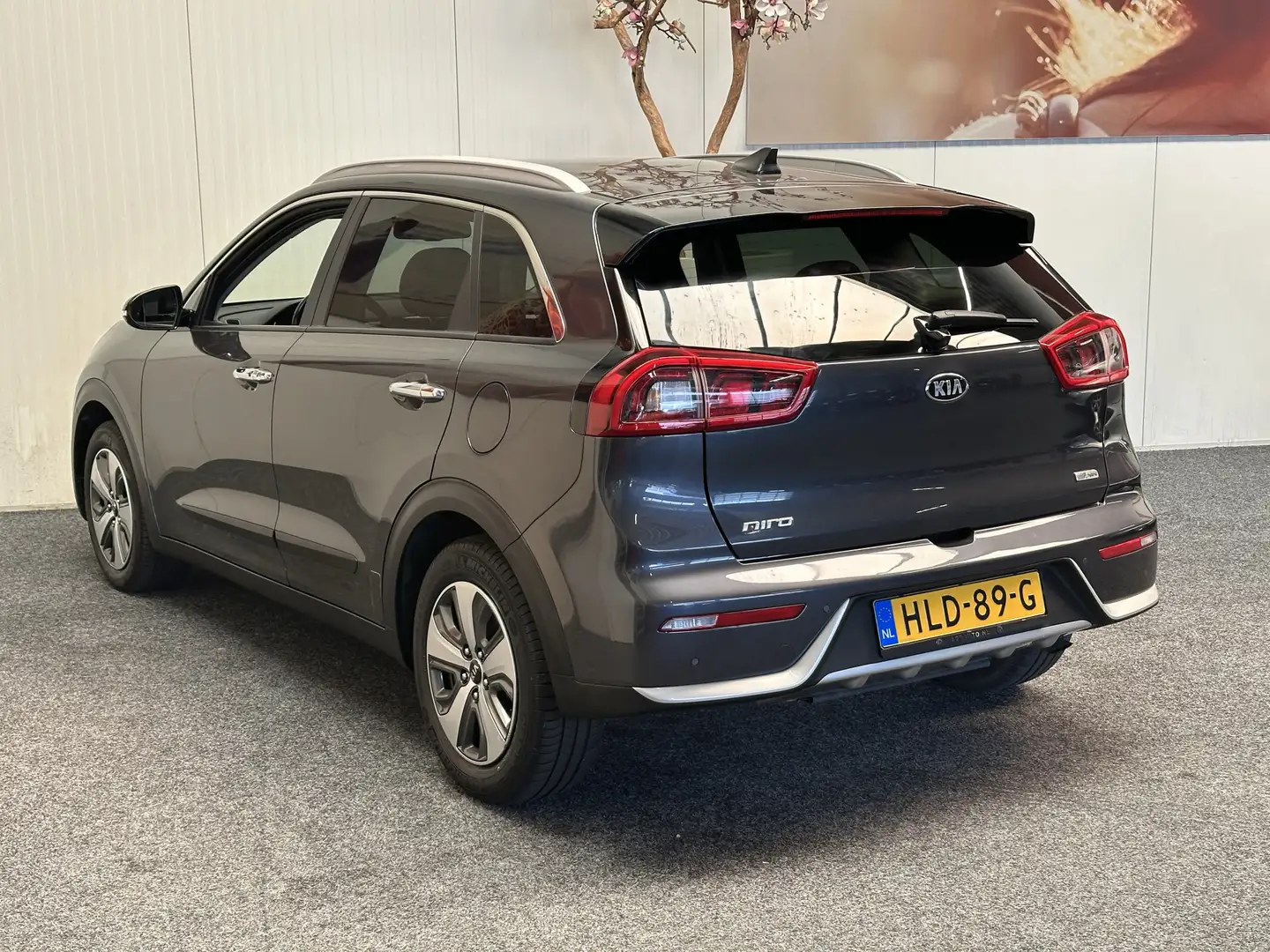 Kia Niro 1.6 GDi HYBRID DYNAMICLINE STOF/LEDER NAVIGATIE AD Gris - 2