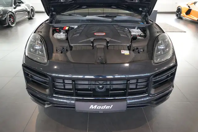 Porsche Cayenne view 3