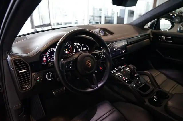 Porsche Cayenne view 11