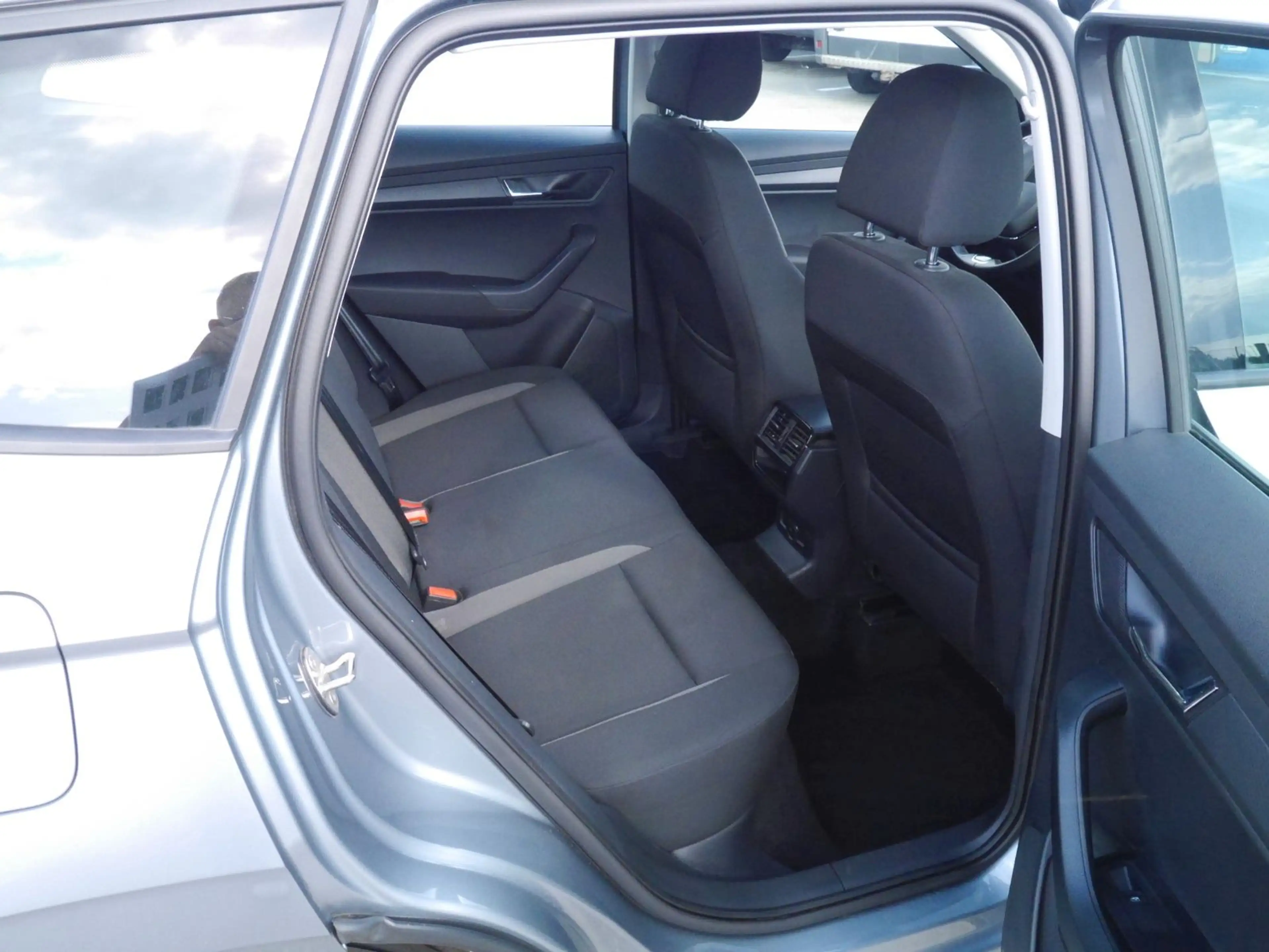 Skoda Karoq 1,0 TSI APP-Navi/PDC/Tempomat/AHK — photo 9