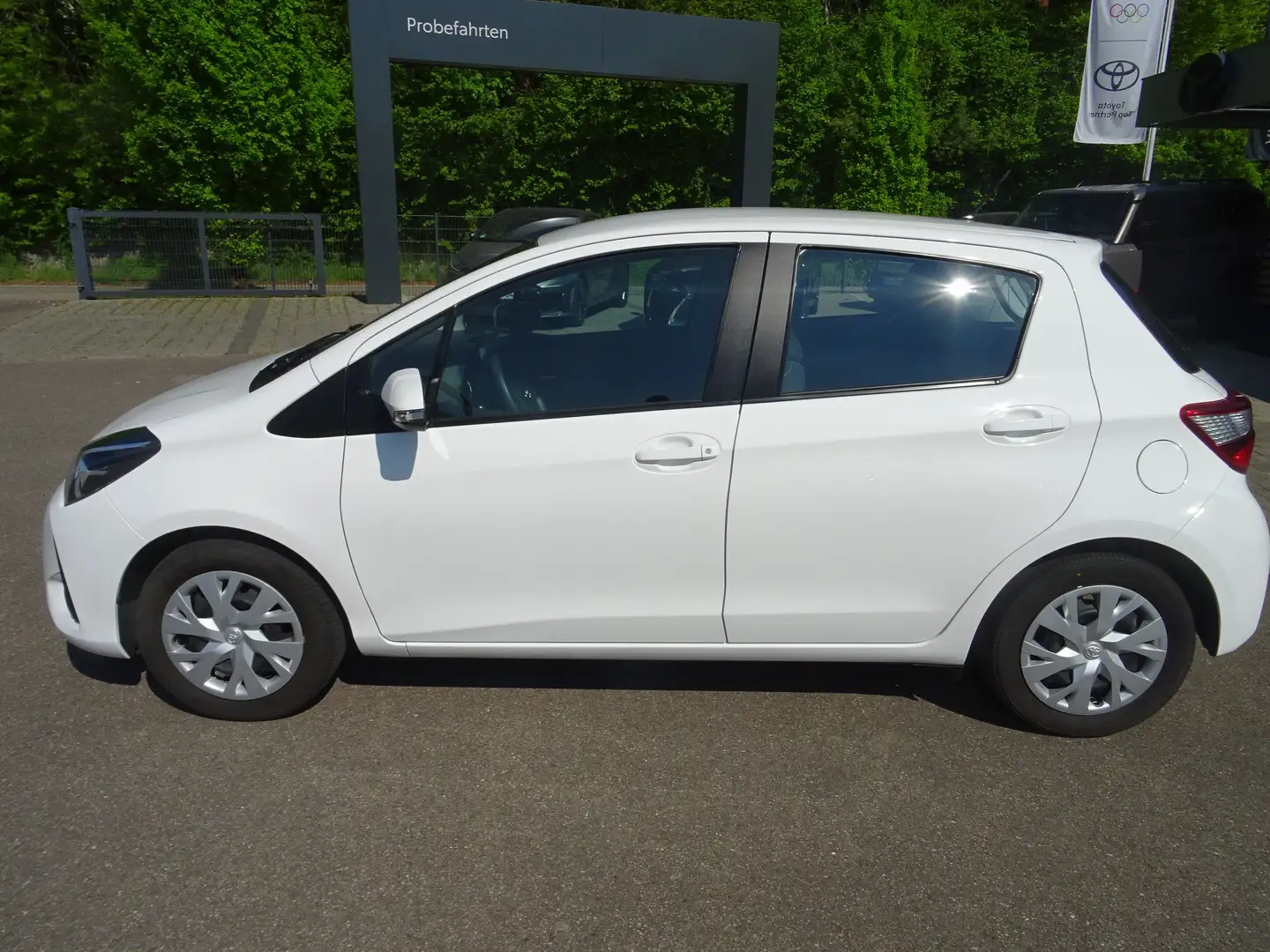 Toyota Yaris Comfort Weiß - 2