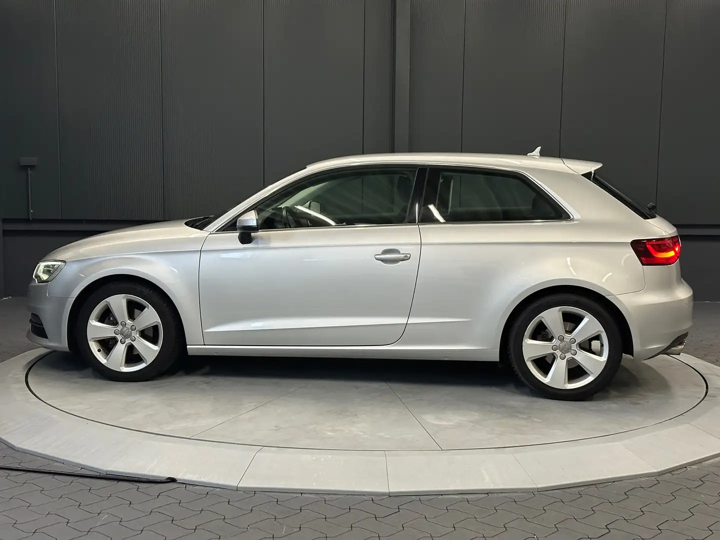 Audi A3 2.0 TDI Sport-Sitze*XENON*NAVI*Sitzhzg*PDC* Grau - 2