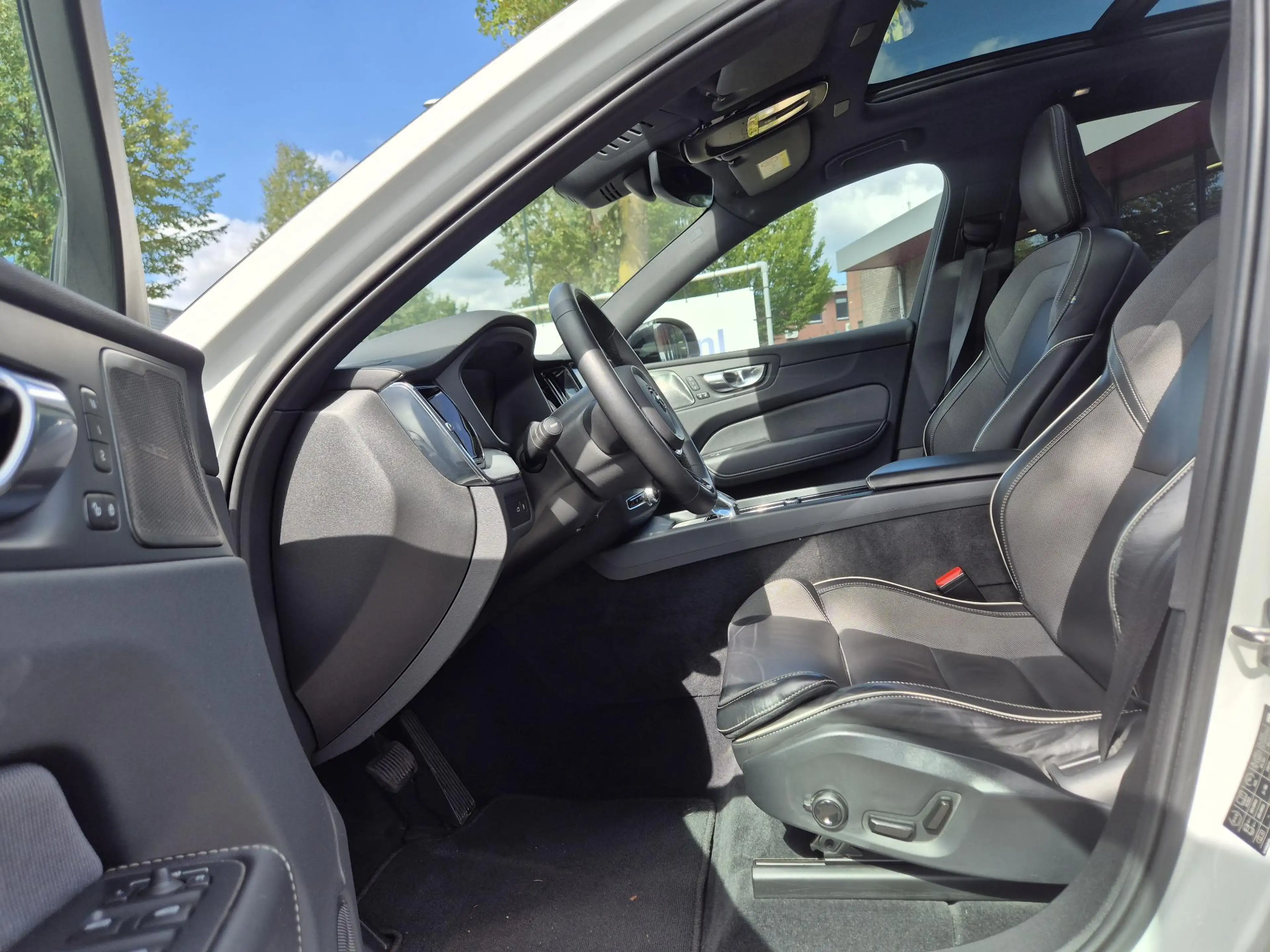 Volvo XC60 2.0 T6 Plug-in hybrid AWD Ultimate Dark 22Inch/Hea — photo 5