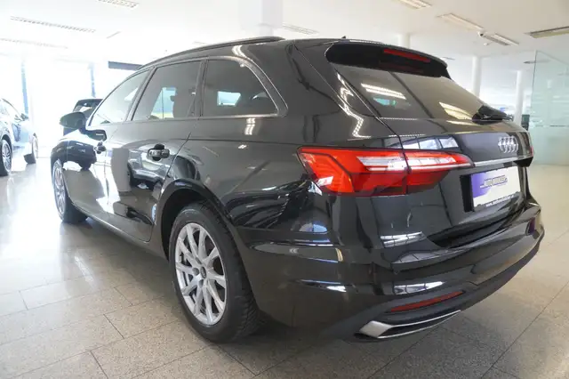 Audi A4 view 4