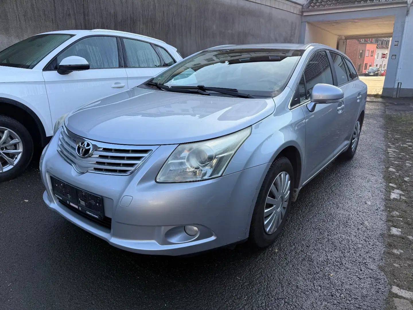 Toyota Avensis 1.8 Kombi Edition *Navi/Kamera/AHK* Silber - 1