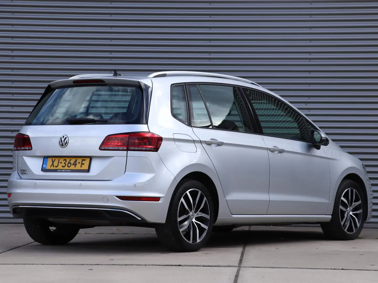 Volkswagen Golf Sportsvan 1.0 TSI Comfortline Automaat *Navigatie*Parkeersen Grijs - 2