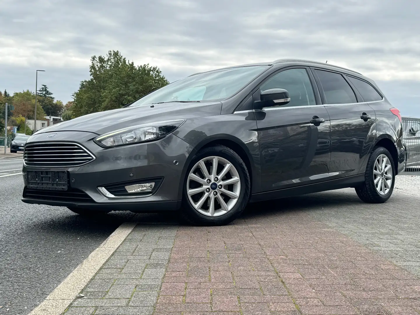 Ford Focus Titanium Navi Rkam Automatik 1.Hand TopZustand Grau - 1