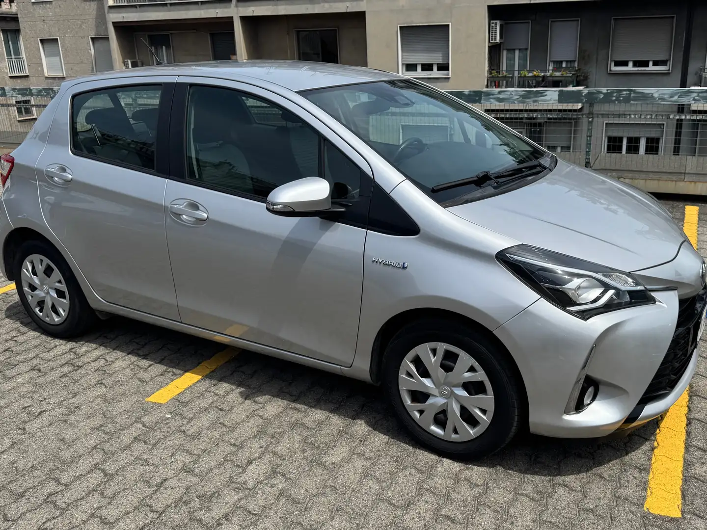 Toyota Yaris 1.5 h Active Hybrid IBRIDA Argento - 1