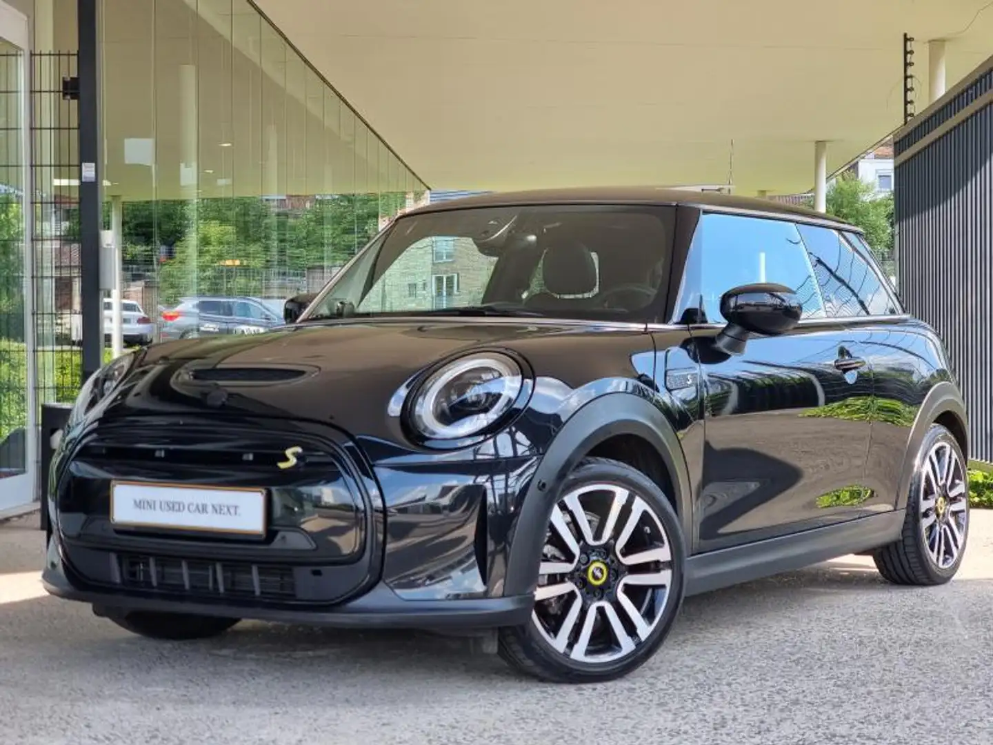 MINI Cooper SE Hatch Schwarz - 1