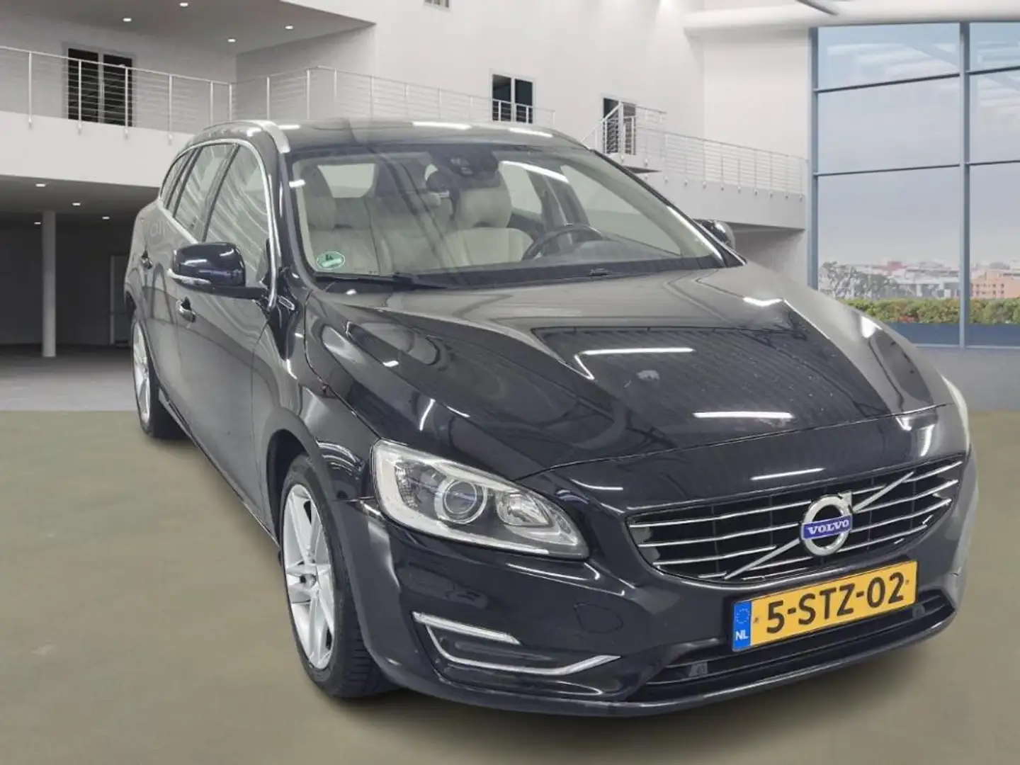 Volvo V60 2.4 D6 AWD Plug-In Hybrid Summum / Auto rijdt prim Zwart - 2